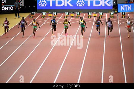 Budapest, Hongrie. 21 août 2023. Les athlètes concourent lors de la finale du 100m féminin des Championnats du monde d'athlétisme Budapest 2023 à Budapest, Hongrie, le 21 août 2023. Crédit : Song Yanhua/Xinhua/Alamy Live News Banque D'Images