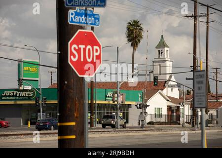Maywood, Californie, États-Unis - 11 février 2023 : la circulation de l'après-midi passe par le centre-ville de Maywood. Banque D'Images