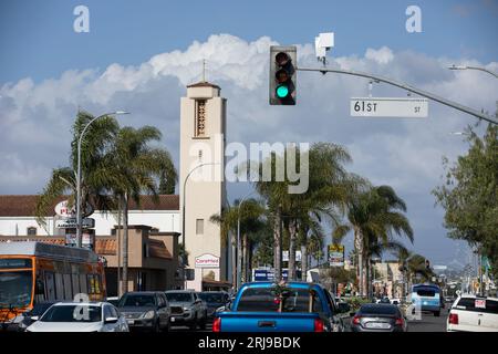 Maywood, Californie, États-Unis - 11 février 2023 : la circulation de l'après-midi passe par le centre-ville de Maywood. Banque D'Images