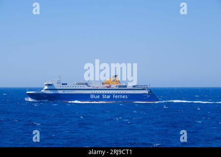 Cyclades, GR - 30 juillet 2023 : ferry dans les Cyclades sur la mer Égée Banque D'Images