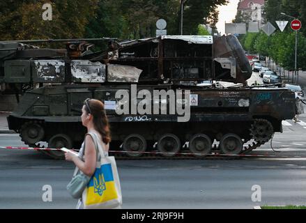 Kiev, Ukraine. 21 août 2023. Une femme passe devant des équipements détruits de l'armée russe, exposés sur Khreshchatyk dans le centre de Kiev pour le jour de l'indépendance de l'Ukraine. Les Ukrainiens célébreront le 32e anniversaire de la fête de l’indépendance le 24 août 2023 crédit : SOPA Images Limited/Alamy Live News Banque D'Images