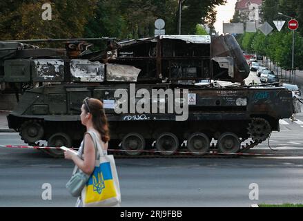 Kiev, Ukraine. 21 août 2023. Une femme passe devant des équipements détruits de l'armée russe, exposés sur Khreshchatyk dans le centre de Kiev pour le jour de l'indépendance de l'Ukraine. Les Ukrainiens fêteront le 32e anniversaire de la fête de l'indépendance le 24 août 2023 (photo de Sergei Chuzavkov/SOPA Images/Sipa USA) crédit : SIPA USA/Alamy Live News Banque D'Images