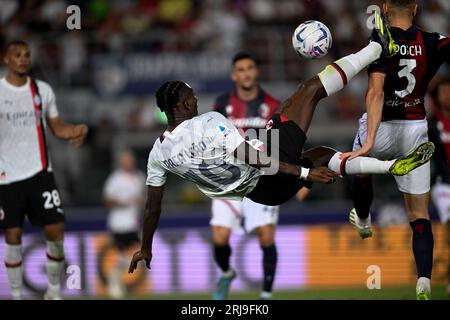 Bologne. 21 août 2023. Rafael Leao de l'AC Milan participe à un match de football de Serie A entre Bologne et l'AC Milan à Bologne, Italie, le 21 août 2023 Credit : Alberto Lingria/Xinhua/Alamy Live News Banque D'Images