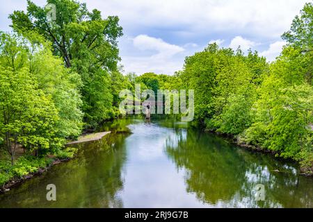 River Falls, WI, USA - 5 juin 2022 : Kinnickinnic Trail White Pathway Banque D'Images