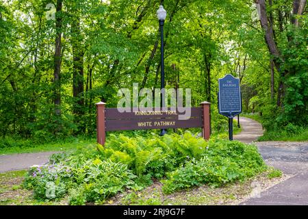 River Falls, WI, USA - 5 juin 2022 : Kinnickinnic Trail White Pathway Banque D'Images