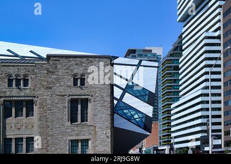 Musée royal de l'Ontario avec ajout moderne et immeubles d'appartements de grande hauteur sur la rue Bloor à Toronto Banque D'Images