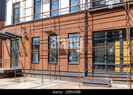 bâtiment ancien en reconstruction avec échafaudage sur sa façade. Banque D'Images