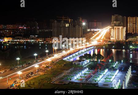 Luannan août 22 : scène nocturne de la ville dans le pont de la rivière Nord le 22 août 2012, comté de Luannan, province du Hebei, Chine Banque D'Images