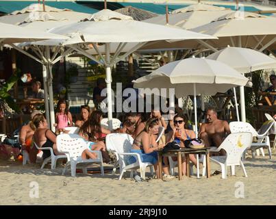 Prendre un verre au restaurant Banana Beach à tel-Aviv, Israël. Banque D'Images