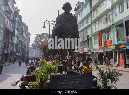 Gangtok, Sikkim, Inde - 14 novembre 2022 : statue du Mahatma Gandhi à MG Marg, un endroit très populaire à Gangtok pour le repaire et le shopping Banque D'Images