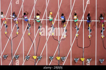 Budapest, Hongrie. 21 août 2023. Les athlètes concourent lors de la finale du 100m féminin des Championnats du monde d'athlétisme Budapest 2023 à Budapest, Hongrie, le 21 août 2023. Crédit : Li Ying/Xinhua/Alamy Live News Banque D'Images