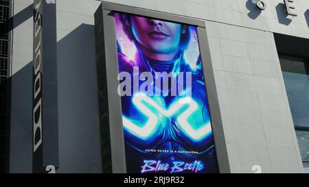 Los Angeles, Californie, USA 18 août 2023 vue générale de l'atmosphère de Warner Brothers Blue Beetle Billboard avec Xolo Mariduena le 18 août 2023 à Los Angeles, Californie, USA. Photo de Barry King/Alamy stock photo Banque D'Images