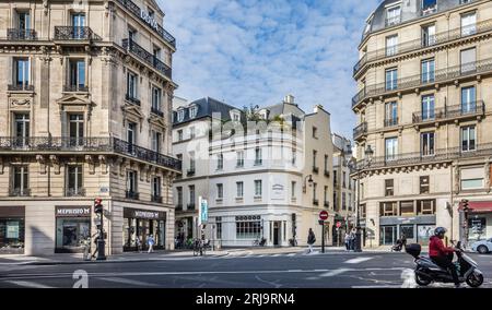 Château Hôtel Voltaire rue Saint-Roch vu de l'Avenue de l'Opéra dans le 9e arrondissement de Paris, Île-de-France, France Banque D'Images