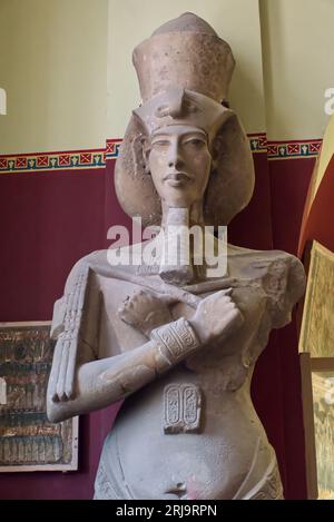 Statue du pharaon Akhenaton. Le Musée égyptien au Caire. Banque D'Images