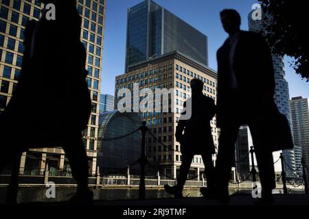 Photo de dossier datée du 06/10/2021 d'employés de bureau et de navetteurs marchant à Canary Wharf à Londres pendant l'heure de pointe du matin. Les patrons des plus grandes entreprises britanniques ont vu leurs salaires augmenter de 16% l'année dernière, la plupart des travailleurs ayant vu leurs paquets salariaux dépassés par l'inflation, selon de nouvelles recherches. Date d'émission : mardi 22 août 2023. Banque D'Images