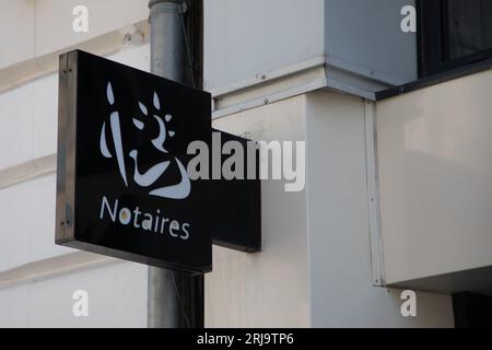 bordeaux , France - 08 18 2023 : notaires france le texte et le symbole de la marque murale signifient le bureau des notaires signe logo français sur la façade d'entrée Banque D'Images