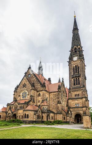 Église Saint Martin à Neustadt, Dresde en Allemagne. Architecture étonnante avec de hautes tours et un toit rouge. Banque D'Images