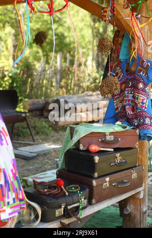 Vieilles valises sur une table en bois Banque D'Images