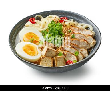 bol de soupe de nouilles asiatiques ramen avec poulet, œufs et tofu isolé sur fond blanc Banque D'Images