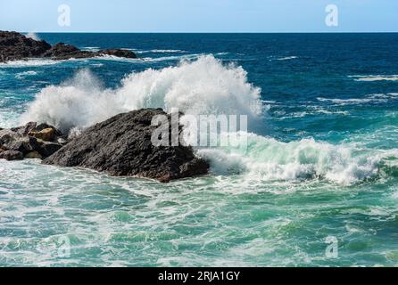 De grandes vagues blanches de la mer se brisent sur les rochers. Mer Méditerranée près du petit village de Framura. La Spezia, Ligurie, Italie, Europe. Banque D'Images