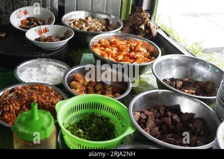 Les ingrédients pour faire Soto Medan se composent de crevettes, bœuf, poulet, pommes de terre, échalotes, et divers autres assaisonnements, tous mélangés avec une crème Banque D'Images