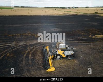 21 août 2023 moissonneuse-batteuse brûlée Banque D'Images