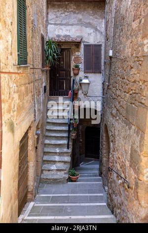 Pitigliano, Italie - 13 septembre 2022 : escalier étroit et raide à Pitigliano, une charmante ville médiévale de Toscane, Italie. Banque D'Images