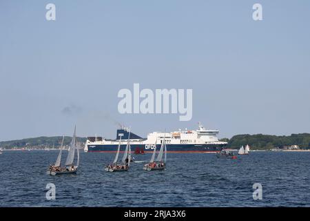 Course de voile pendant la Kiel week, en arrière-plan ATHENA SEAWAYS, un RO-RO/Passenger Ship construit en 2007 et naviguant sous pavillon L. Banque D'Images