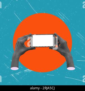 Affiche d'art conceptuel contemporain représentant l'image d'une main tenant un smartphone pour capturer une photo. Collage d'art moderne contre un backgr bleu Banque D'Images
