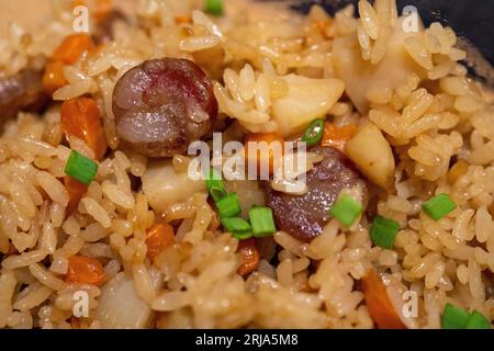 Délicieux riz frit avec saucisse. Banque D'Images