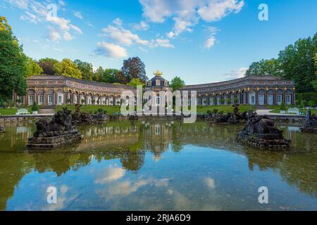 Bayreuth, Allemagne. 3 juillet 2023. Vue sur le Nouveau Palais construit en 1753 reflété sur un étang Banque D'Images