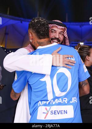 Footballeur brésilien Neymar da Silva Santos Junior, connu sous le nom de Neymar Jr embrasse le président Al-Hilal Fahad bin Nafel lors de sa présentation en tant que nouveau joueur d'Al Hilal Saudi FCÕs avant le match de football SAFF Roshn Saudi Pro League 2023-24 entre Al Hilal Saudi FC et Al-Fayha au King Fahd International Stadium le 19 août 2023 à Riyad, Arabie Saoudite. Photo de Stringer / Power Sport Images Banque D'Images