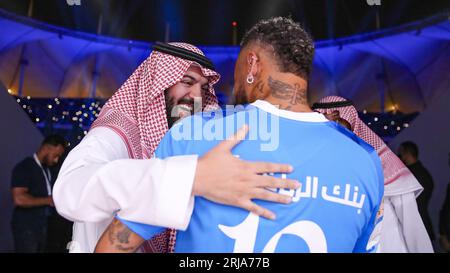 Footballeur brésilien Neymar da Silva Santos Junior, connu sous le nom de Neymar Jr embrasse le président Al-Hilal Fahad bin Nafel lors de sa présentation en tant que nouveau joueur d'Al Hilal Saudi FCÕs avant le match de football SAFF Roshn Saudi Pro League 2023-24 entre Al Hilal Saudi FC et Al-Fayha au King Fahd International Stadium le 19 août 2023 à Riyad, Arabie Saoudite. Photo de Stringer / Power Sport Images Banque D'Images