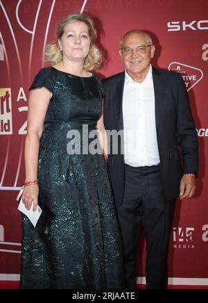 Hambourg, Allemagne. 21 août 2023. Felix Magath, entraîneur de football, et son épouse Nicola arrivent à la cérémonie du « Sport Bild Award 2023 » au Fischauktionshallen. Crédit : Christian Charisius/dpa/Alamy Live News Banque D'Images