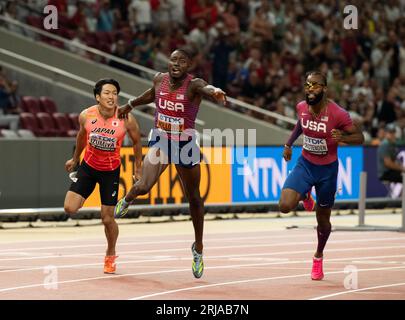 Grant Holloway, de l’américain, a franchi l’arrivée pour remporter la finale masculine du 110m haies le jour 3 des Championnats du monde d’athlétisme Budapest le 21 août 2023. Photo de Gary Mitchell Banque D'Images