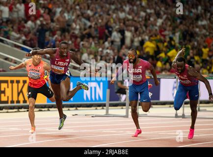 Grant Holloway, de l’américain, a franchi l’arrivée pour remporter la finale masculine du 110m haies le jour 3 des Championnats du monde d’athlétisme Budapest le 21 août 2023. Photo de Gary Mitchell Banque D'Images