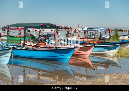 Bateaux d'excursion décorés dans le lac Isikli à Civril, Denizli Banque D'Images