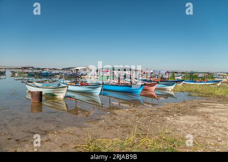 Bateaux d'excursion décorés dans le lac Isikli à Civril, Denizli Banque D'Images
