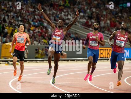 Grant Holloway, de l’américain, a franchi l’arrivée pour remporter la finale masculine du 110m haies le jour 3 des Championnats du monde d’athlétisme Budapest le 21 août 2023. Photo de Gary Mitchell Banque D'Images