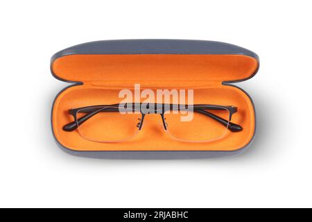 Lunettes de lecture dans un étui à lunettes ouvert avec orange à l'intérieur. Isolé sur fond blanc avec espace de copie. Banque D'Images