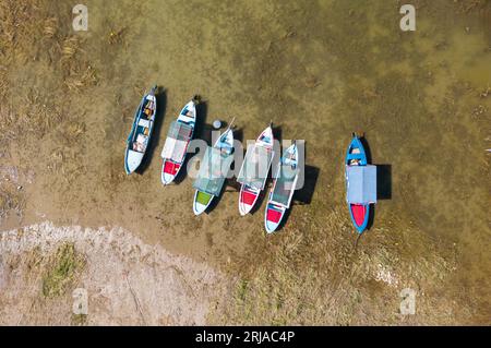 Bateaux d'excursion décorés dans le lac Isikli à Civril, Denizli Banque D'Images