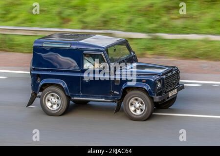 2002 Land Rover Defender 90 County TD5 ; voyageant à grande vitesse sur l'autoroute M6 dans le Grand Manchester, Royaume-Uni Banque D'Images