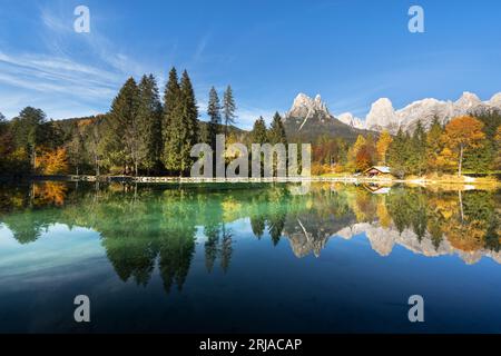 Vue pittoresque à l'automne sur le lac Welsperg dans les Alpes Dolomites.Vallée de Canali, Primiero San Martino di Castrozza, province de trente, Italie.Photographie de paysage Banque D'Images