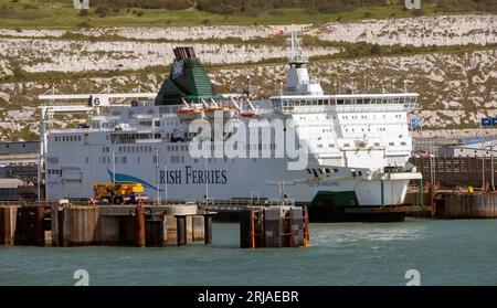 Irish Ferries MV Isle of Innisfree - IMO 8908466 - une voiture et un ferry de passagers né à Douvres, Kent, Angleterre, Royaume-Uni Banque D'Images