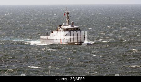 P678 Pluvier un patrouilleur de classe Flamant - Type OPV54 - de la Marine française en patrouille dans la Manche Banque D'Images