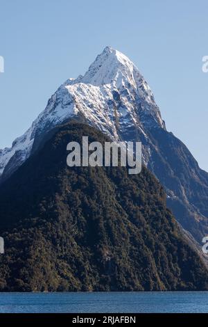 Un pic en onglet couvert de neige. Cette montagne se trouve dans les milford Sounds, en Nouvelle-Zélande. Banque D'Images