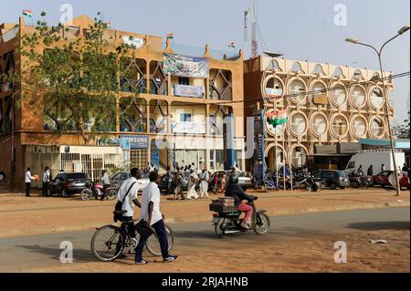 NIGER Niamey, vie de rue, bâtiment avec drapeau nigrien Banque D'Images