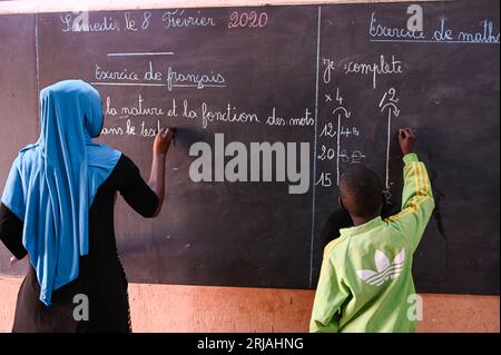 NIGER, Niamey, école catholique, langue française / Katholische Schule Mission Garcons, Unterricht in französischer Sprcahe Banque D'Images