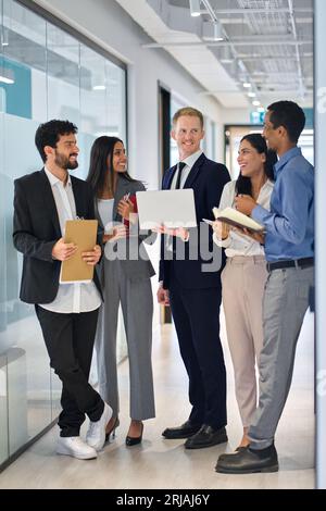 5 personnes d'affaires d'équipe professionnelle heureux divers debout dans le couloir de bureau. Banque D'Images