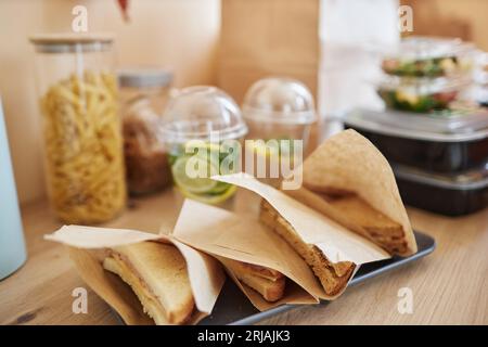 Image d'arrière-plan de l'ensemble de sandwichs dans l'ordre de livraison de nourriture sur le comptoir, espace de copie Banque D'Images